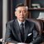 内容总监林晓宇的专业照，成熟男性西装笔挺坐于办公室